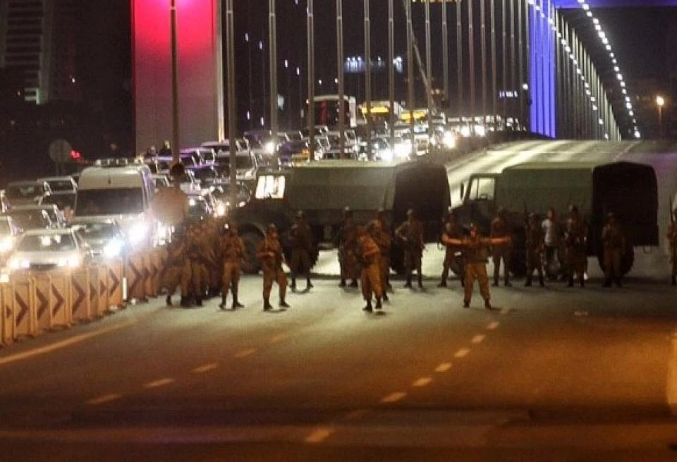 Ο όχλος του Ερντογάν το βράδυ του πραξικοπήματος! – Βίντεο με σκληρές εικόνες